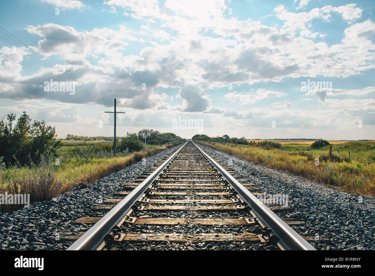 Landschaft Foto von Eisenbahn führenden Leitungen gegen bewölkt blauer Himmel Stockfoto