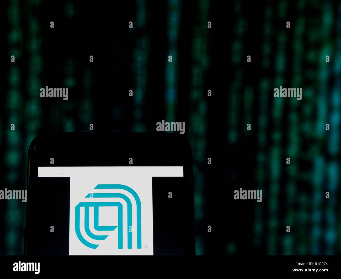 Applied Materials, Inc.-Logo gesehen auf Smart Phone angezeigt. Applied Materials, Inc. ist ein amerikanisches Unternehmen, das Anlagen, Dienstleistungen und Software liefert die Herstellung von Halbleiterchips für Elektronik, Flachbildschirmen für Computer, Smartphones und Fernseher zu ermöglichen, und solar Produkte. Stockfoto