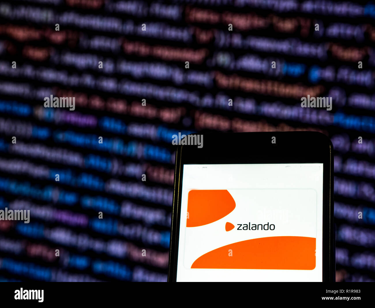 Zalando Online Store Firmenlogo auf Smart Phone gesehen angezeigt. Zalando SE ist eine deutsche Electronic Commerce mit Sitz in Berlin. Das Unternehmen unterhält eine plattformübergreifende Online Store, die verkauft, Schuhe, Mode und Schönheit. Stockfoto