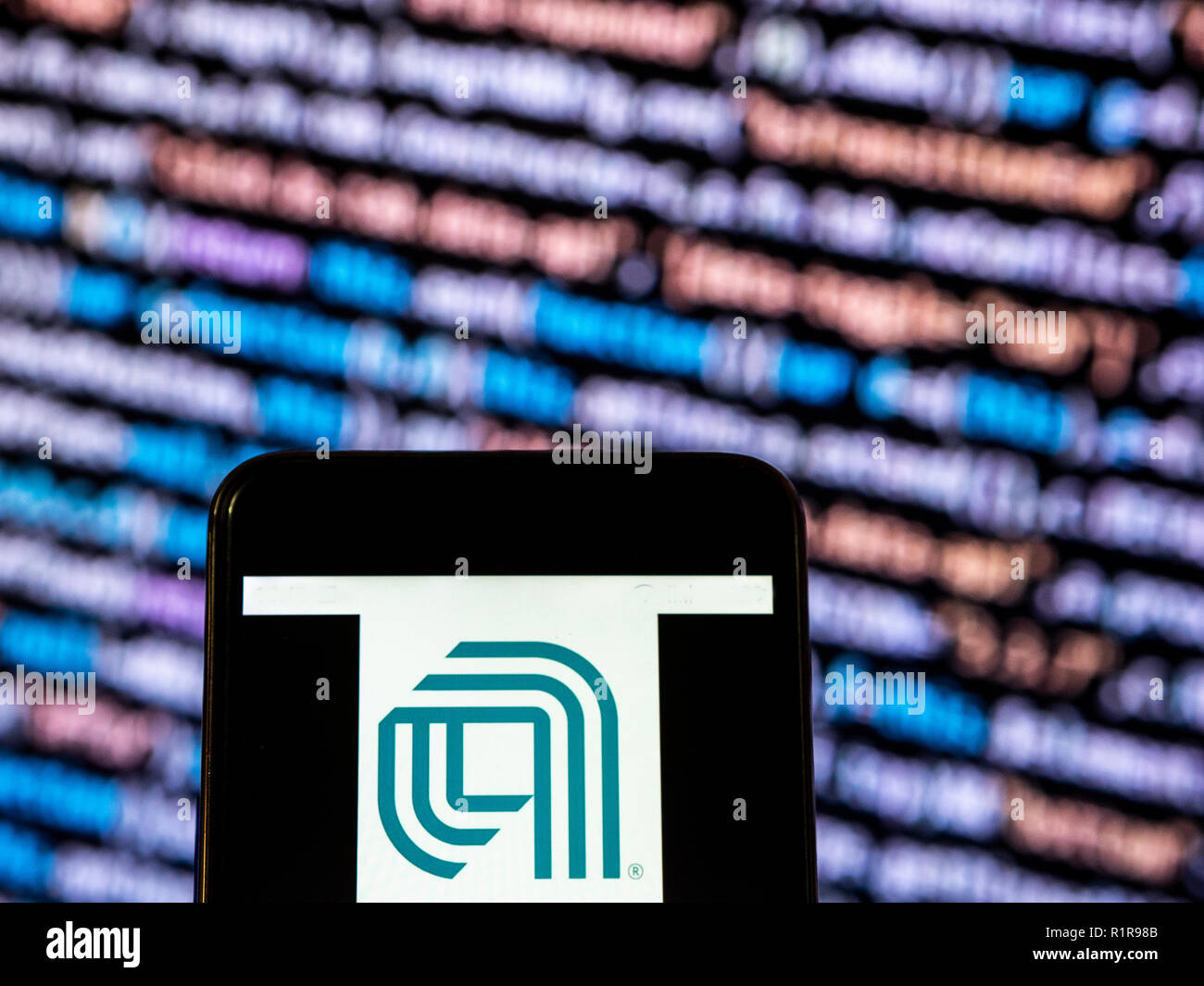 Applied Materials, Inc.-Logo gesehen auf Smart Phone angezeigt. Applied Materials, Inc. ist ein amerikanisches Unternehmen, das Anlagen, Dienstleistungen und Software liefert die Herstellung von Halbleiterchips für Elektronik, Flachbildschirmen für Computer, Smartphones und Fernseher zu ermöglichen, und solar Produkte. Stockfoto