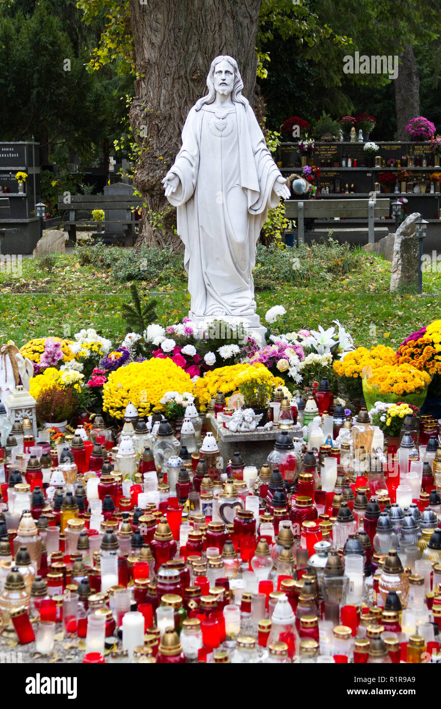 Eine Statue des Heiligsten Herzens Jesu an Martinsky cintorin (Friedhof), während der alle Seelen Oktave. Anzünden Kerzen sind. Stockfoto