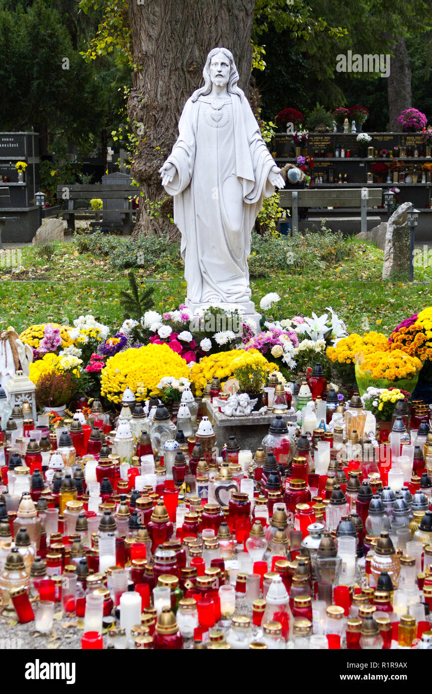 Eine Statue des Heiligsten Herzens Jesu an Martinsky cintorin (Friedhof), während der alle Seelen Oktave. Anzünden Kerzen sind. Stockfoto