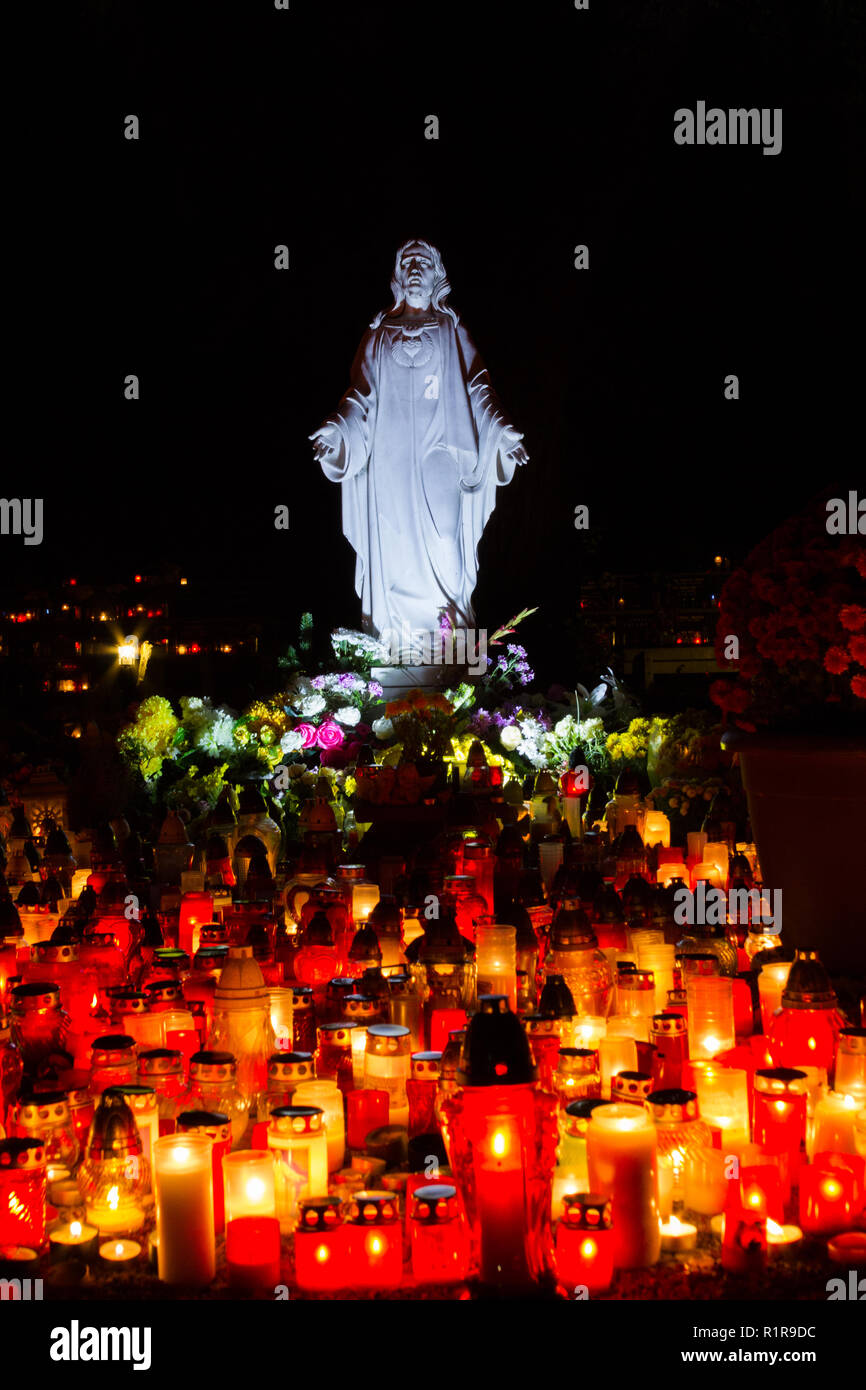 Eine Statue des Heiligsten Herzens Jesu an Martinsky cintorin (Friedhof), während der alle Seelen Oktave. Anzünden Kerzen sind. Stockfoto