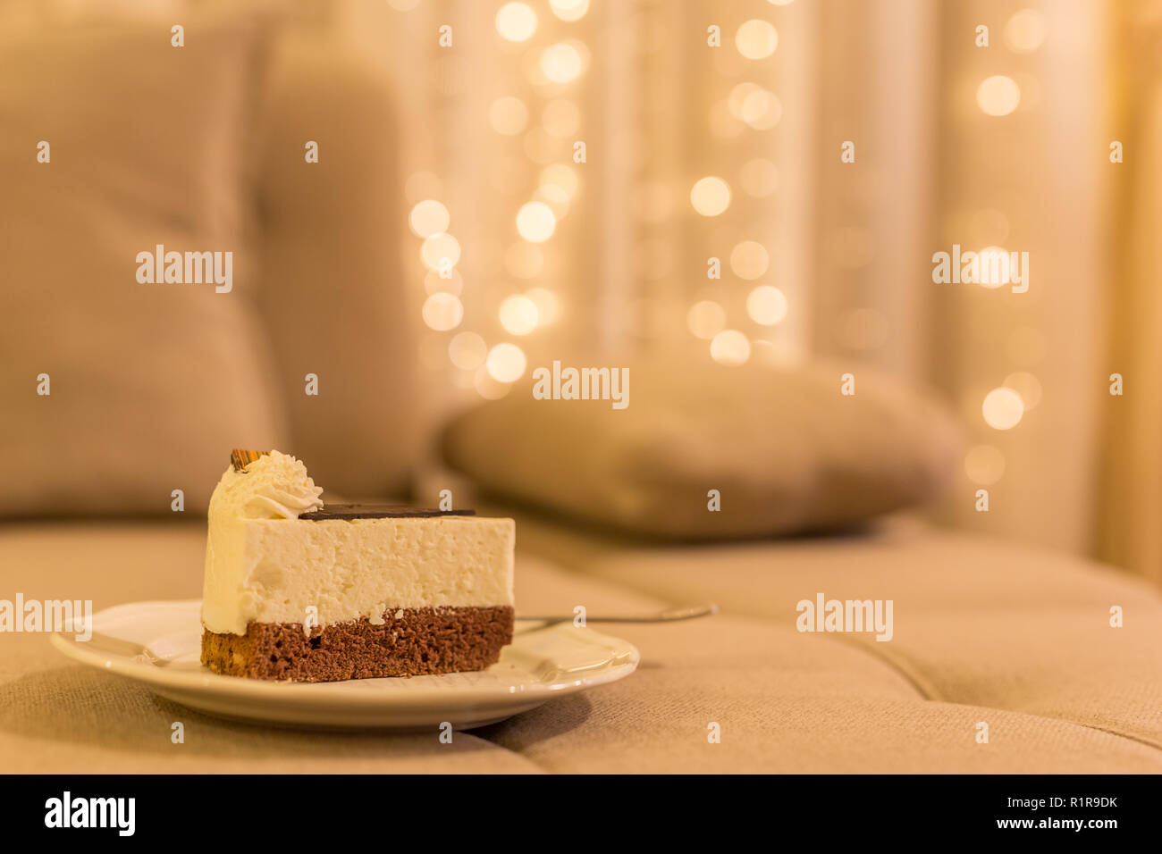 Stück Karotte hausgemachte Kuchen mit Weiß Creme auf grauem Hintergrund. Festliches dessert Konzept. Stockfoto