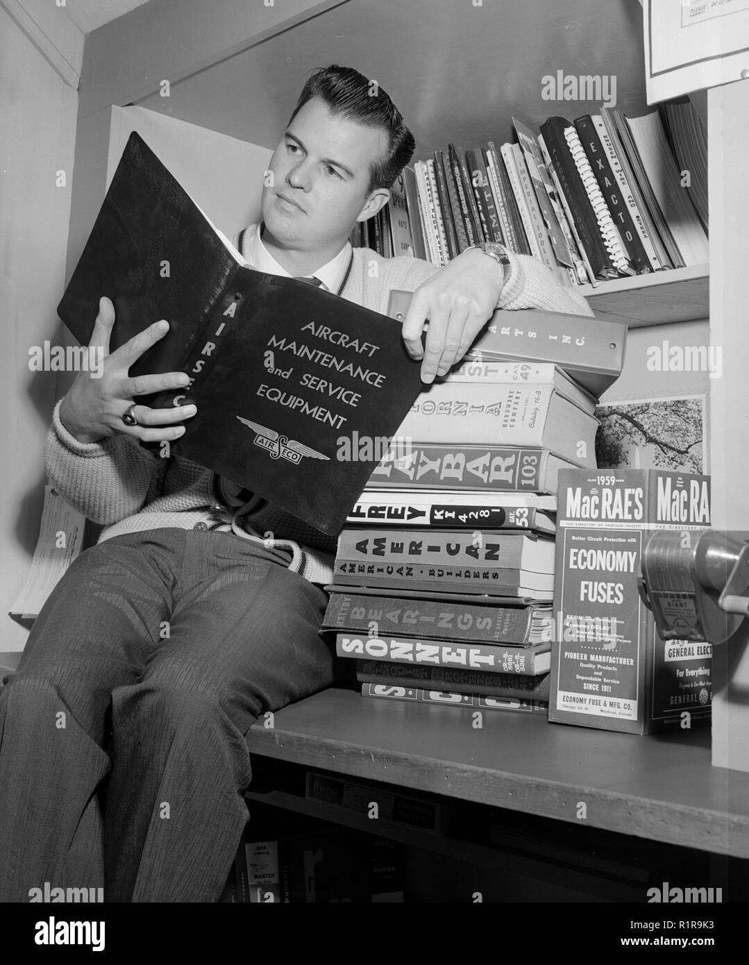 Wartung Handbücher lesen, Ca. 1960. Stockfoto