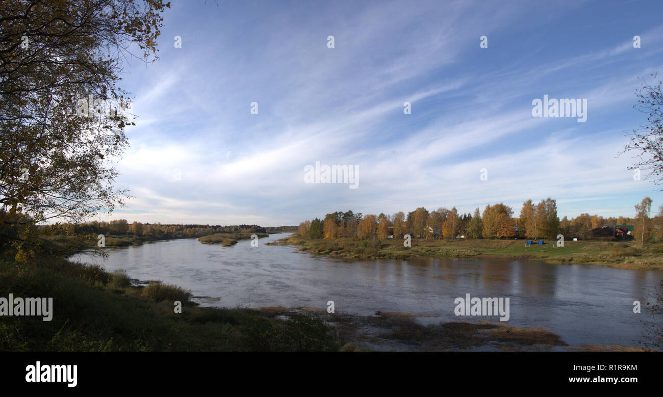Schönen Fluss in Russland, die langsam fliesst. Stadt Ustyuzhna, Vologda Region. Die mologa Fluss, der fließt in die rybinsk Reservoir, dann in die Stockfoto