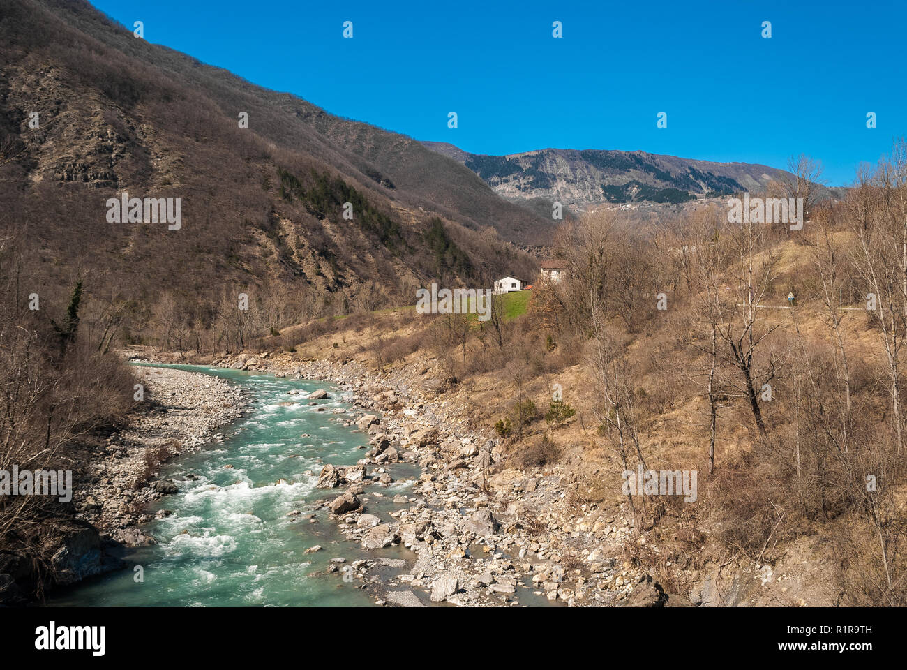 Der Fluss Trebbia im winter Stockfoto