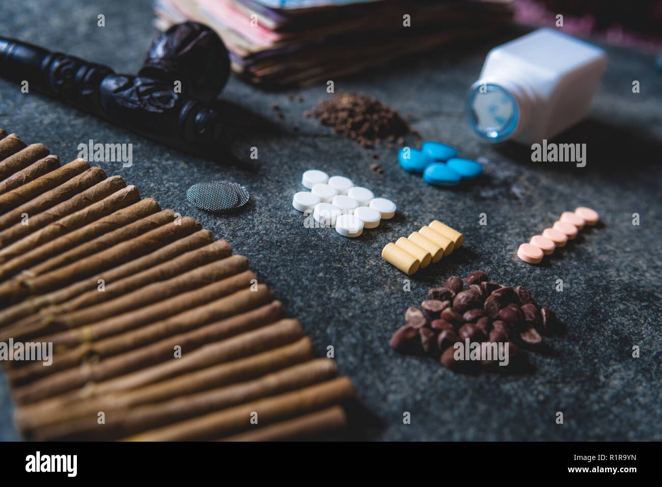 Low Angle View von Drogen auf Tabelle während Stockfoto