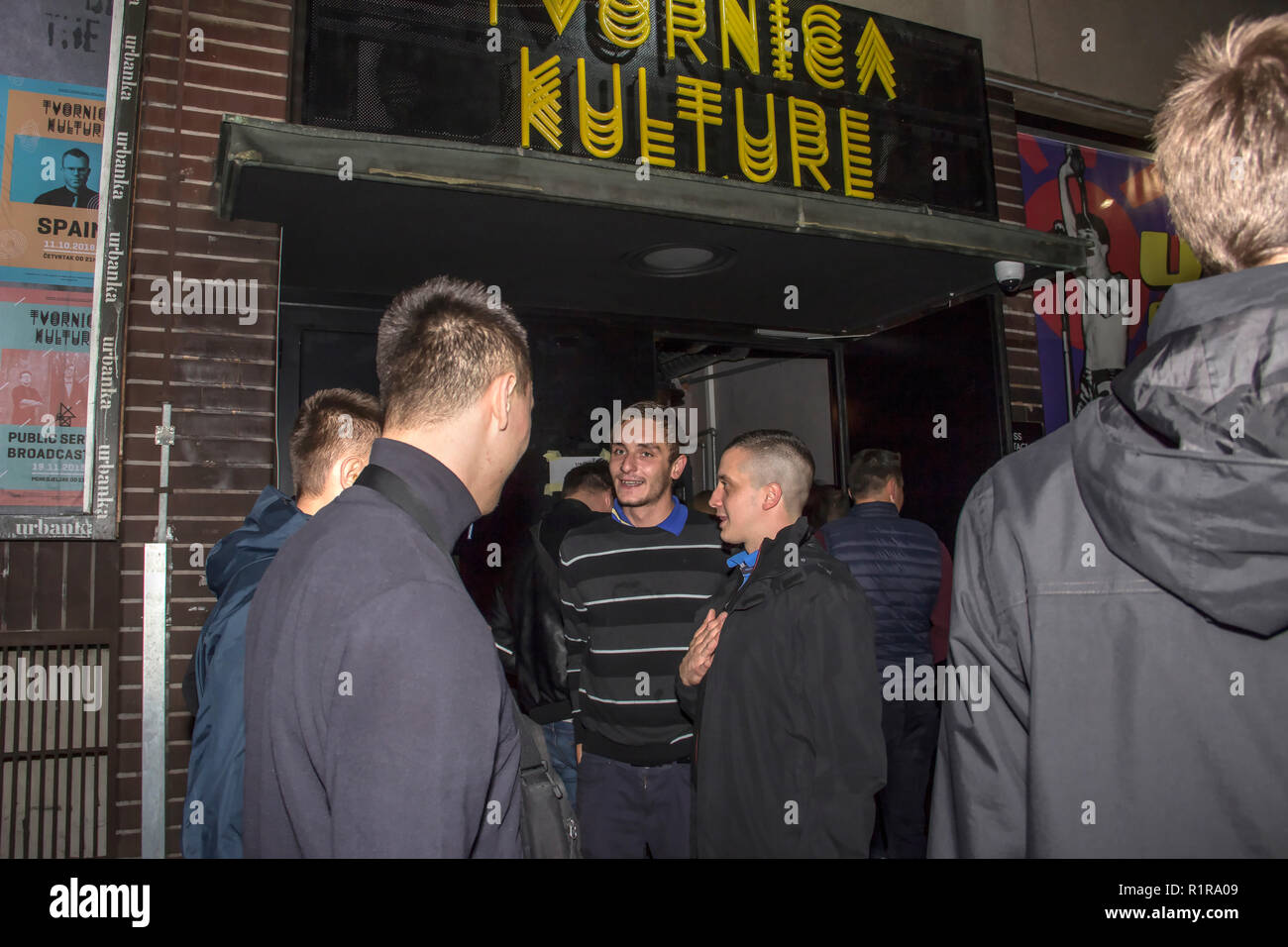 Zagreb, Kroatien, Nov. 2018 - Musik Fans vor der Tvornica Kulture (Kultur Fabrik) Music Hall, bevor die Leistung der Gruppe Film ansehen Stockfoto