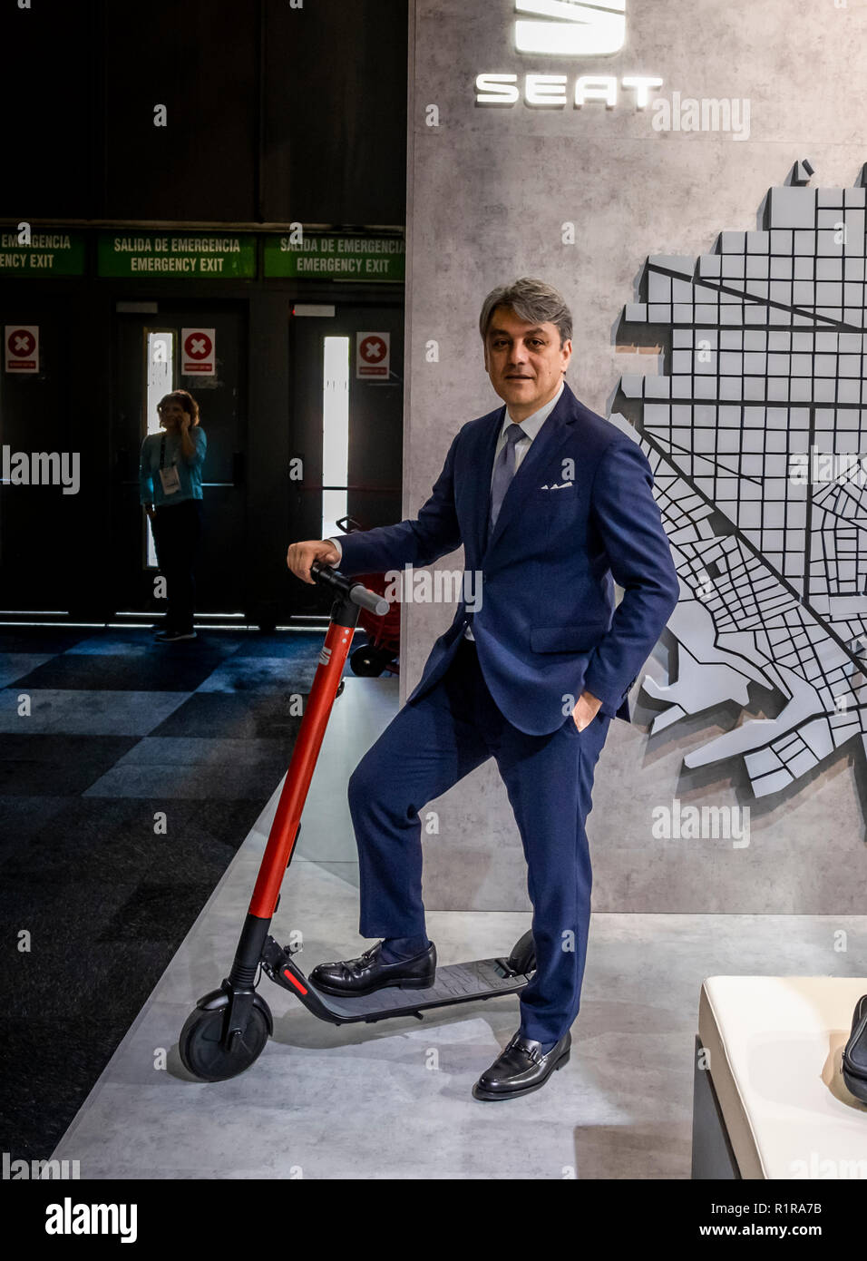 Luca De Meo, Presidente de Sitz wird gesehen, mit der neuen elektrischen Skate durch SEAT entwickelt. Barcelona Smart City und Intelligente Mobilität Expo World Congress. Der Fall wird um die Werte der sozialen Integration und Teilhabe und ist zur Förderung der Kenntnis, Verständnis und kritische Reflexion zwischen den Einwohnern von verschiedenen Städten weltweit, die alle in einem Klima der gegenseitigen Achtung und Fürsorge gewidmet. Stockfoto