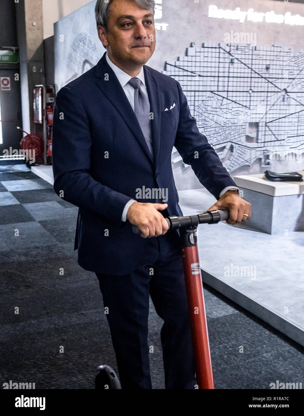 Luca De Meo, Presidente de Sitz wird gesehen, mit der neuen elektrischen Skate durch SEAT entwickelt. Barcelona Smart City und Intelligente Mobilität Expo World Congress. Der Fall wird um die Werte der sozialen Integration und Teilhabe und ist zur Förderung der Kenntnis, Verständnis und kritische Reflexion zwischen den Einwohnern von verschiedenen Städten weltweit, die alle in einem Klima der gegenseitigen Achtung und Fürsorge gewidmet. Stockfoto