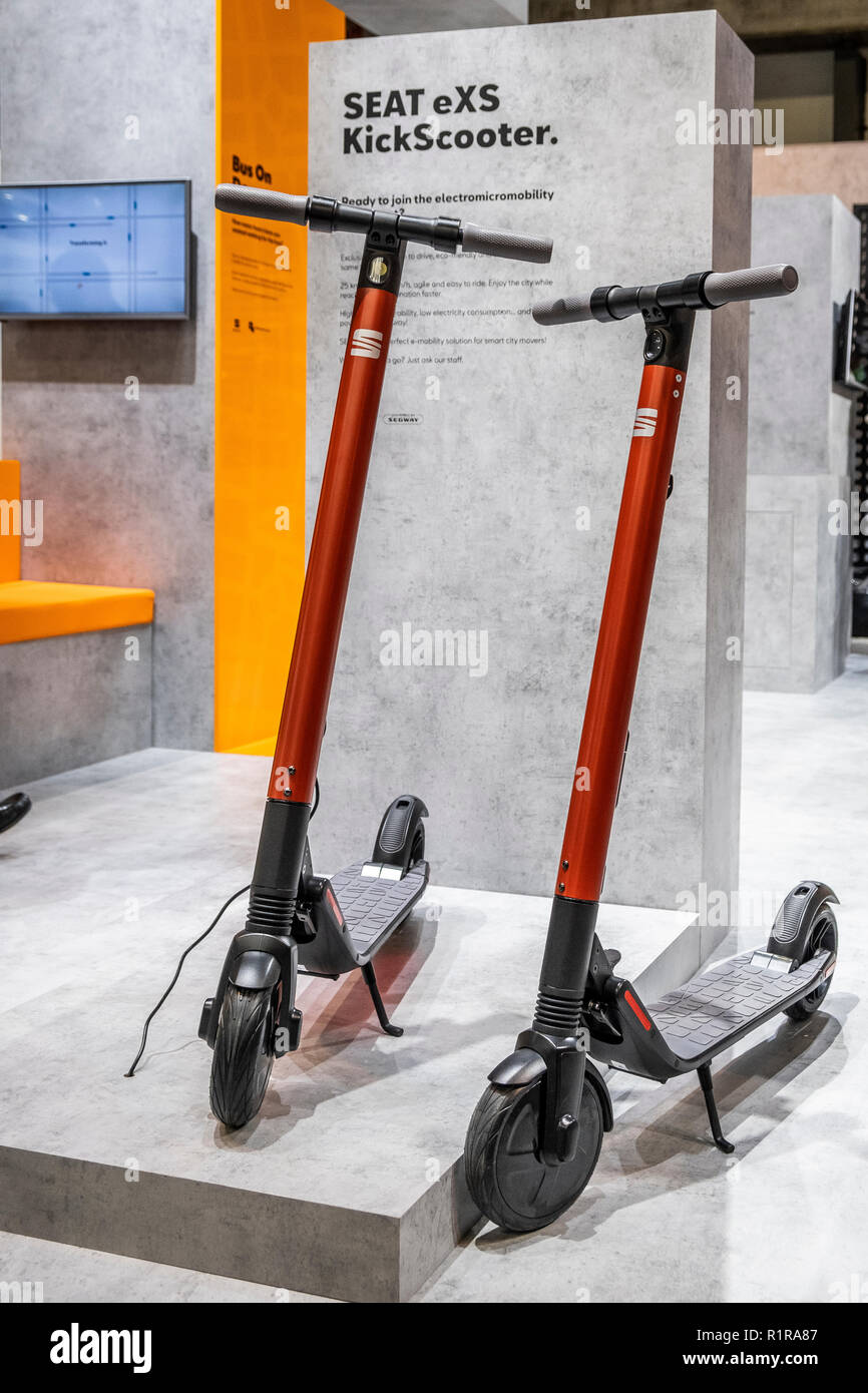 Die neue elektrische Skate durch Sitz entwickelt wird während der Messe gesehen. Barcelona Smart City und Intelligente Mobilität Expo World Congress. Der Fall wird um die Werte der sozialen Integration und Teilhabe und ist zur Förderung der Kenntnis, Verständnis und kritische Reflexion zwischen den Einwohnern von verschiedenen Städten weltweit, die alle in einem Klima der gegenseitigen Achtung und Fürsorge gewidmet. Stockfoto