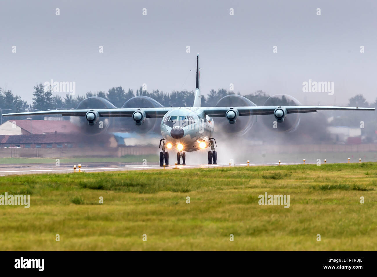 (181114) - Peking, November 14, 2018 (Xinhua) - ein PLA airforce Y-9 Transportflugzeug ist während eines Trainings in der Vorbereitung für die internationalen Spiele am 9. Juli 2018 gesehen. Die chinesische Luftwaffe kuendigte eine Roadmap für den Aufbau einer stärkeren modernen Luftwaffe in drei Schritten. Der Aufbau einer modernen Luftwaffe ist stärker im Einklang mit dem allgemeinen Ziel der Gebäude die nationale Verteidigung und die Streitkräfte, Generalleutnant Xu Anxiang, stellvertretender Kommandant der chinesischen Luftwaffe, sagte auf einer Pressekonferenz am feiern den 69. Jahrestag der Errichtung der chinesischen Luftwaffe in Salzburg statt. Stockfoto