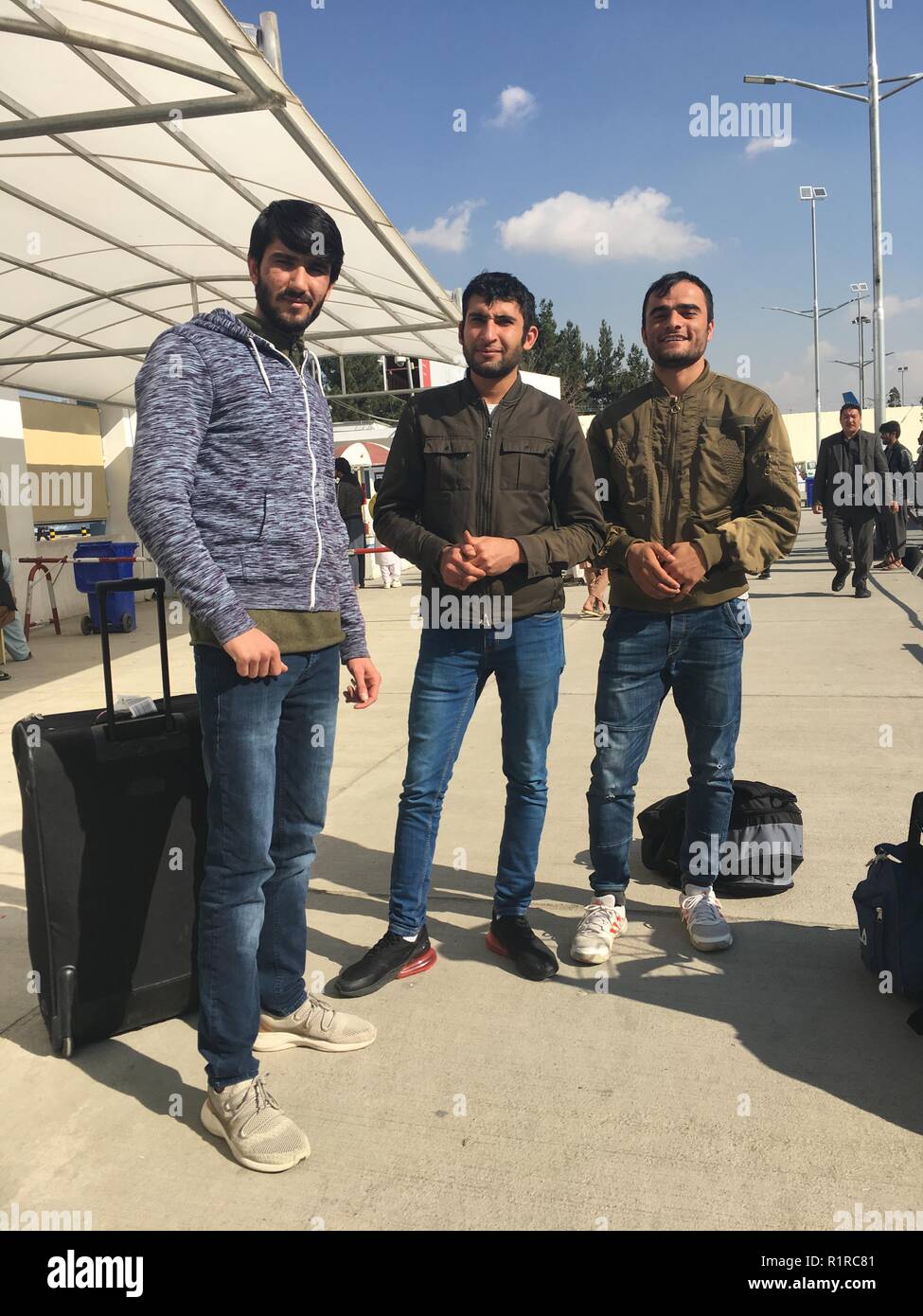 Kabul, Afghanistan. 14 Nov, 2018. Wasiullah Merzakhel (L-R), Marawat Khumarkhel und Naqibullah Ghulam Farooq, abgelehnte Asylbewerber, die aus Deutschland abgeschoben wurden, stehen vor dem Flughafen nach ihrer Rückkehr nach Afghanistan. Die drei gehören zu einer Gruppe von 42 Asylbewerber, die zurück nach Afghanistan von Deutschland aus geflogen wurden. Credit: Mohammad Jawad/dpa/Alamy leben Nachrichten Stockfoto