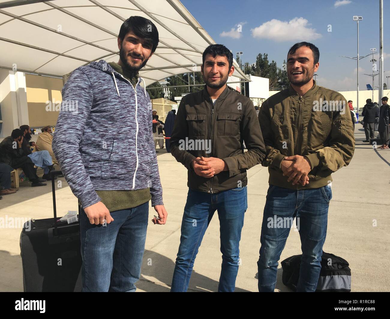 Kabul, Afghanistan. 14 Nov, 2018. Wasiullah Merzakhel (L-R), Marawat Khumarkhel und Naqibullah Ghulam Farooq, abgelehnte Asylbewerber, die aus Deutschland abgeschoben wurden, stehen vor dem Flughafen nach ihrer Rückkehr nach Afghanistan. Die drei gehören zu einer Gruppe von 42 Asylbewerber, die zurück nach Afghanistan von Deutschland aus geflogen wurden. Credit: Mohammad Jawad/dpa/Alamy leben Nachrichten Stockfoto