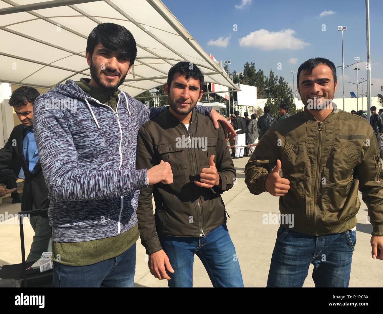 Kabul, Afghanistan. 14 Nov, 2018. Wasiullah Merzakhel (L-R), Marawat Khumarkhel und Naqibullah Ghulam Farooq, abgelehnte Asylbewerber, die aus Deutschland abgeschoben wurden, stehen vor dem Flughafen nach ihrer Rückkehr nach Afghanistan. Die drei gehören zu einer Gruppe von 42 Asylbewerber, die zurück nach Afghanistan von Deutschland aus geflogen wurden. Credit: Mohammad Jawad/dpa/Alamy leben Nachrichten Stockfoto