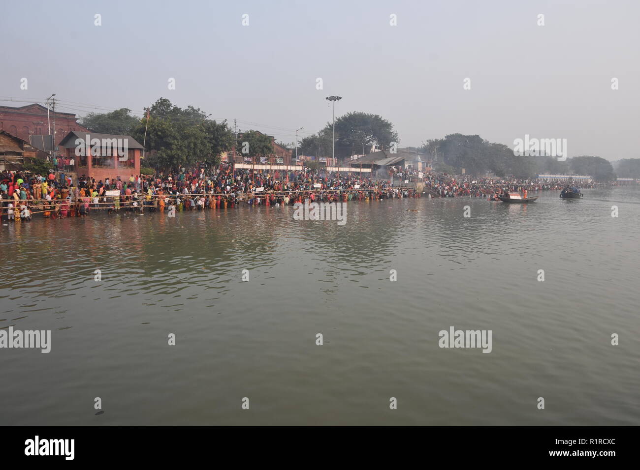 Kolkata, Indien. 14 Nov, 2018. Hinduistische Gläubige versammeln sich Ramkrishnapur Ghat, Howrah Hooghly der Ufer des Ganges oder Fluss Usha Arghya und Paran oder morgen Opfer zu Gott der Sonne am letzten Tag des Multi-Tag jährliche Hindu Chhath Festival vor allem von den Menschen in den indischen Bundesstaaten Bihar, Jharkhand, Chhattisgarh, Madhya Pradesh, Odisha, Rajasthan, Uttarkhand, Uttar Pradesh, Westbengalen und Madhesh Region Nepal etc. Kredit angesehen: Biswarup Ganguly/Alamy leben Nachrichten Stockfoto