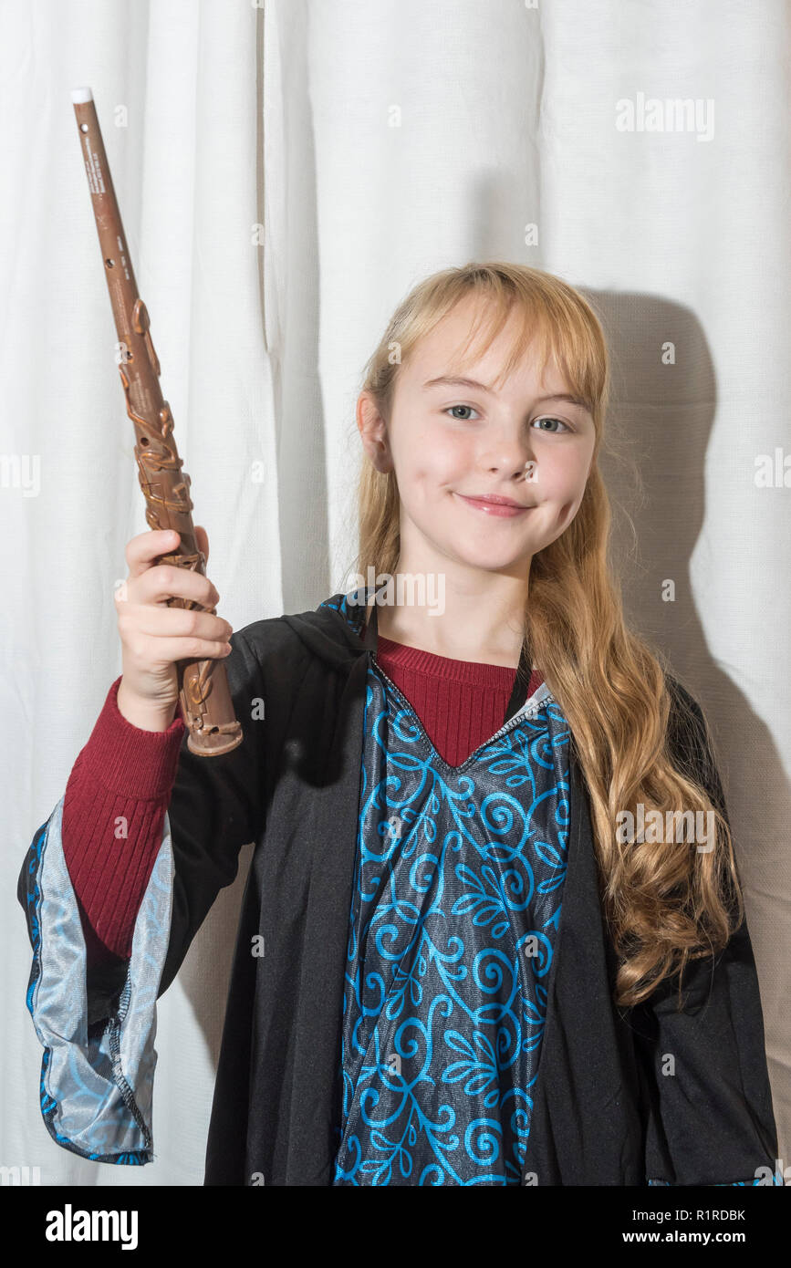 London Grossbritannien 14 November 18 Isabella Im Alter Von 10 Spielt Mit Einem Harry Potter Zauberstab