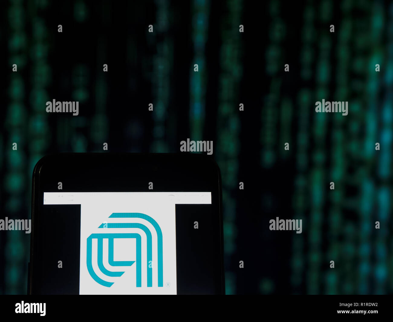 Kiew, Ukraine. 13 Nov, 2018. Applied Materials, Inc.-Logo gesehen auf Smart Phone angezeigt. Applied Materials, Inc. ist ein amerikanisches Unternehmen, das Anlagen, Dienstleistungen und Software liefert die Herstellung von Halbleiterchips für Elektronik, Flachbildschirmen für Computer, Smartphones und Fernseher zu ermöglichen, und solar Produkte. Quelle: Igor Golovniov/SOPA Images/ZUMA Draht/Alamy leben Nachrichten Stockfoto