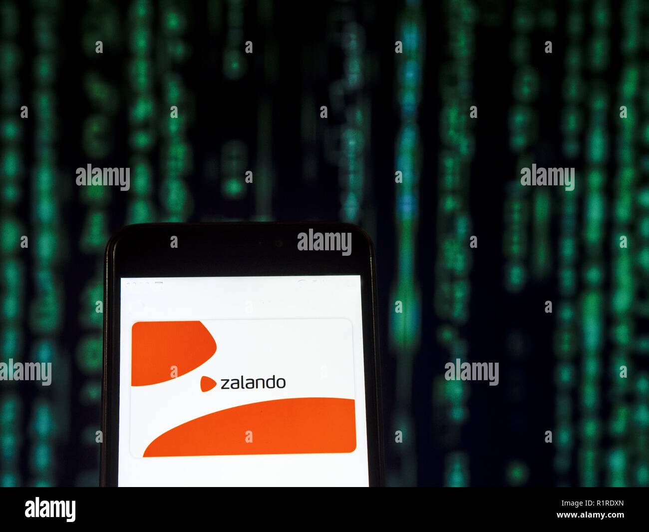 Kiew, Ukraine. 13 Nov, 2018. Zalando Online Store Firmenlogo auf Smart Phone gesehen angezeigt. Zalando SE ist eine deutsche Electronic Commerce mit Sitz in Berlin. Das Unternehmen unterhält eine plattformübergreifende Online Store, die verkauft, Schuhe, Mode und Schönheit. Quelle: Igor Golovniov/SOPA Images/ZUMA Draht/Alamy leben Nachrichten Stockfoto