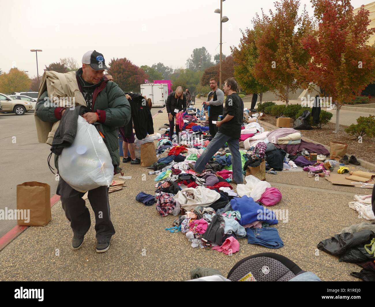 Chico, USA. 13 Nov, 2018. Vor einer Notunterkunft in Chico, einer benachbarten Stadt Paradise, Kleidung spenden sind, nachdem sie ihre Habseligkeiten durch den Wald Feuer verloren haben, das sogenannte "Camp" Feuer. 50.000 Menschen hatten die Gefahrenzone, mehr als 1300 in Notunterkünften verstreut sind, an vielen Orten gibt es keinen Handy Empfang zu verlassen. Es ist Chaos. (Dpa' Paradies wie die Hölle auf Erden -' wird eine neue Kirche" vom 14.11. 2018) Credit: Barbara Munker/dpa/Alamy leben Nachrichten Stockfoto