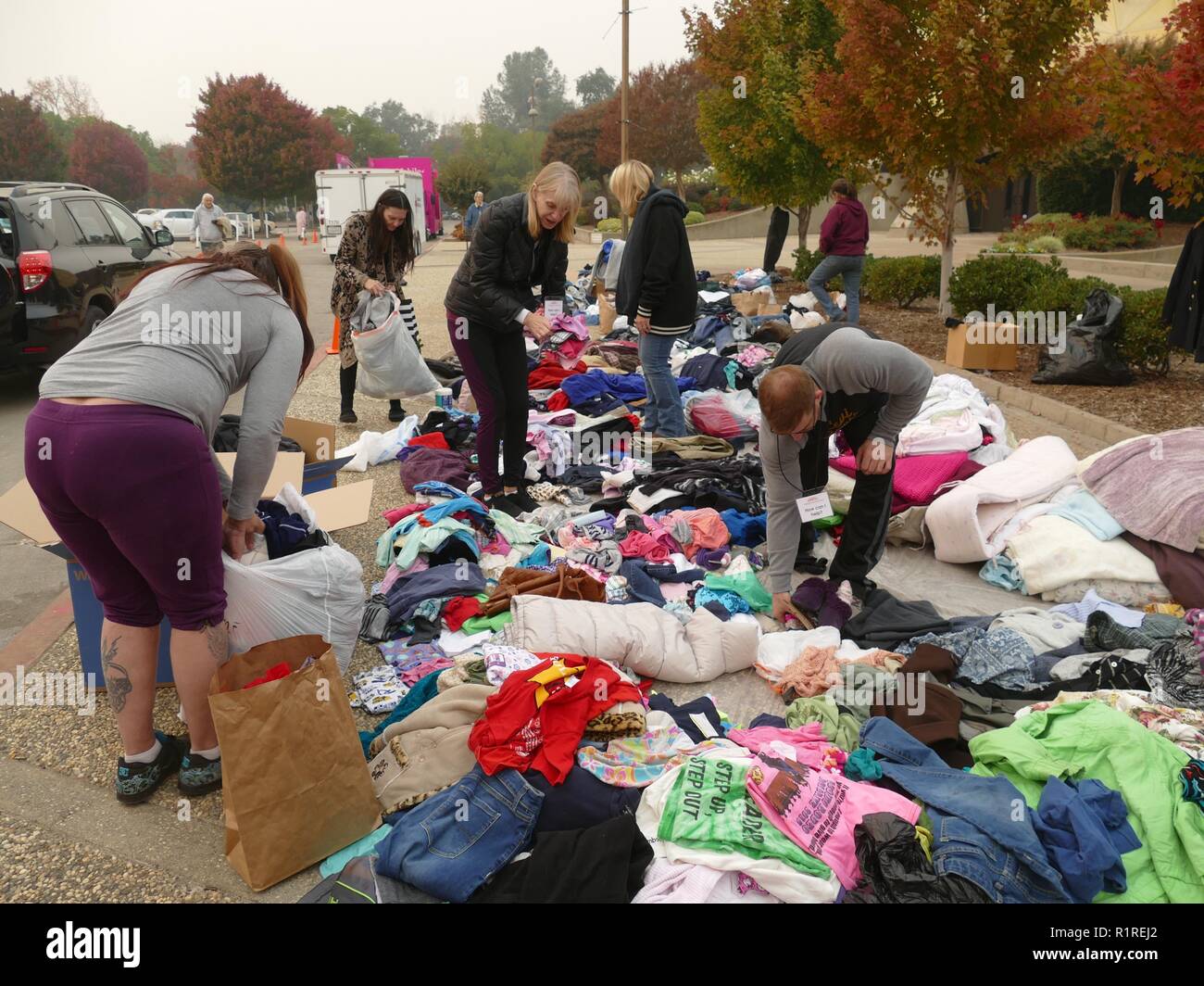 Chico, USA. 13 Nov, 2018. Vor einer Notunterkunft in Chico, einer benachbarten Stadt Paradise, Kleidung spenden sind, nachdem sie ihre Habseligkeiten durch den Wald Feuer verloren haben, das sogenannte "Camp" Feuer. 50.000 Menschen hatten die Gefahrenzone, mehr als 1300 in Notunterkünften verstreut sind, an vielen Orten gibt es keinen Handy Empfang zu verlassen. Es ist Chaos. (Dpa' Paradies wie die Hölle auf Erden -' wird eine neue Kirche" vom 14.11. 2018) Credit: Barbara Munker/dpa/Alamy leben Nachrichten Stockfoto