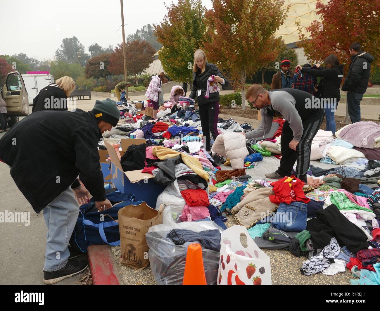 Chico, USA. 13 Nov, 2018. Vor einer Notunterkunft in Chico, einer benachbarten Stadt Paradise, Kleidung spenden sind, nachdem sie ihre Habseligkeiten durch den Wald Feuer verloren haben, das sogenannte "Camp" Feuer. 50.000 Menschen hatten die Gefahrenzone, mehr als 1300 in Notunterkünften verstreut sind, an vielen Orten gibt es keinen Handy Empfang zu verlassen. Es ist Chaos. (Dpa' Paradies wie die Hölle auf Erden -' wird eine neue Kirche" vom 14.11. 2018) Credit: Barbara Munker/dpa/Alamy leben Nachrichten Stockfoto