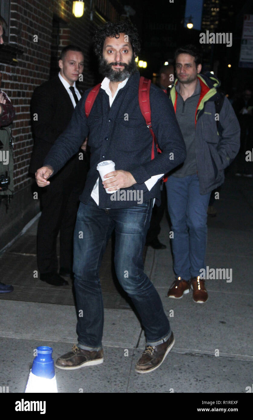 New York, NY, USA. 13 Nov, 2018. Jason Mantzoukas am Ende der Show mit Stephen Colbert in New York City am 13. November 2018. Credit: Rw/Medien Punch/Alamy leben Nachrichten Stockfoto