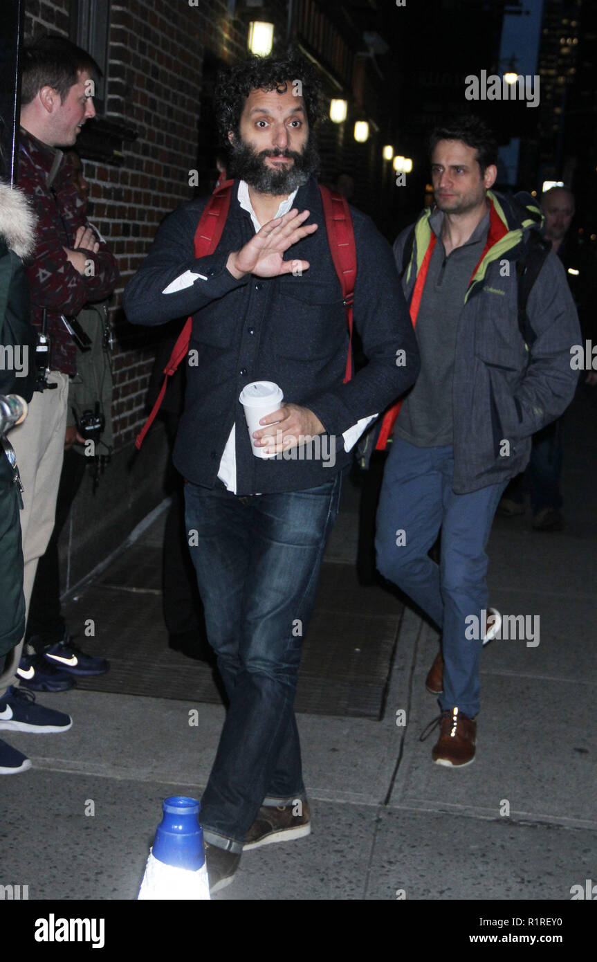 New York, NY, USA. 13 Nov, 2018. Jason Mantzoukas am Ende der Show mit Stephen Colbert in New York City am 13. November 2018. Credit: Rw/Medien Punch/Alamy leben Nachrichten Stockfoto