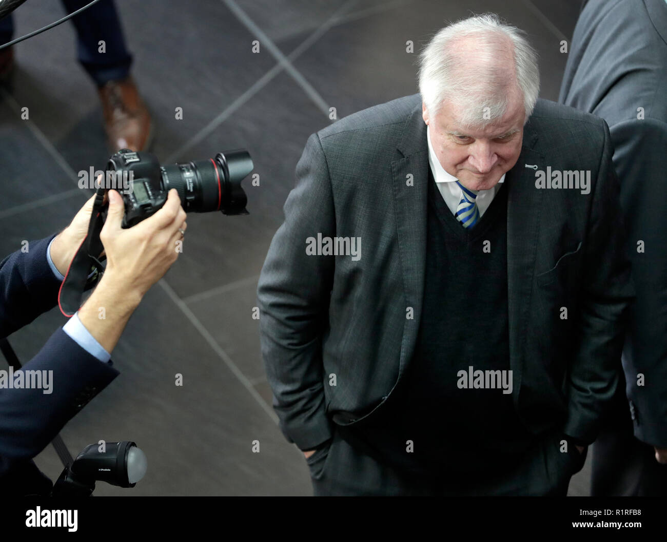 Potsdam, Deutschland. 14 Nov, 2018. Horst Seehofer (CSU), Innenminister, wird am Hasso Plattner Institut in Potsdam während einer zweitägigen Rückzug des Bundeskabinetts fotografiert werden. Das Bundeskabinett will die Weichen für die digitale Zukunft Deutschlands auf der Konferenz zu setzen. Quelle: Michael Sohn/AP/dpa/Alamy leben Nachrichten Stockfoto