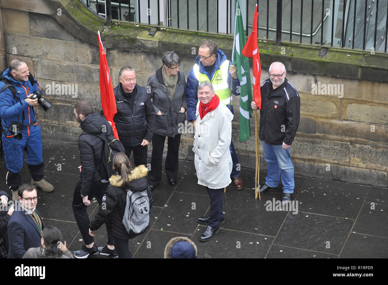 Edinburgh, Großbritannien. 14 Nov, 2018. Vor einem Holyrood Abstimmung fordern die ScotRail pause Klausel ausgeübt werden soll, schottische Labour-Vorsitzende Richard Leonard und Verkehr Sprecher Colin Smyth Kampagne zur Waverley Station. Credit: Colin Fisher/Alamy leben Nachrichten Stockfoto