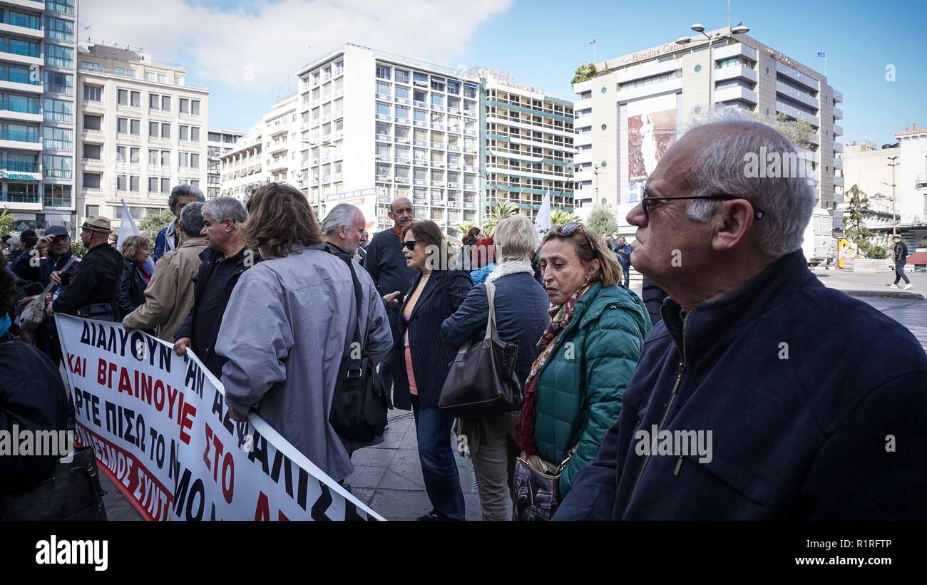 Athen, Griechenland. 14 Nov, 2018. Rentner werden gesehen, halten ein Banner als Teil während eines 24-stündigen Streik nehmen. Beamte in einen 24-stündigen Streik gegen die Sparmaßnahmen zu protestieren und für eine Erhöhung der Löhne und Renten zu verlangen. Credit: Ioannis Alexopoulos/SOPA Images/ZUMA Draht/Alamy leben Nachrichten Stockfoto