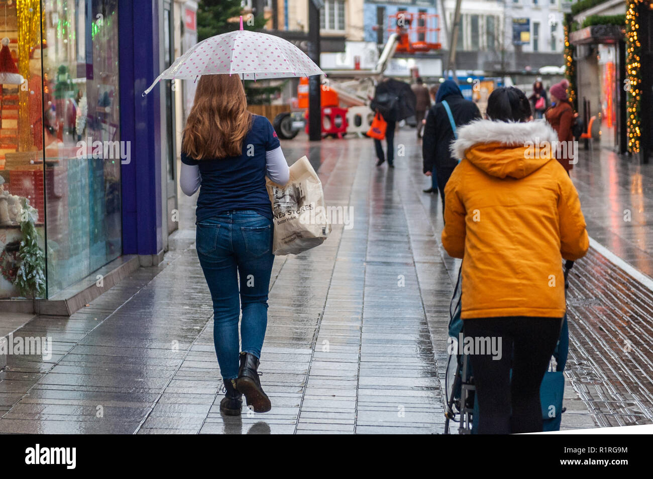 Cork, Irland. 14 Nov, 2018. Ein shopper trotzt der Elemente in die Stadt Cork während einer Periode sehr nassem Wetter. Es werden keine oben lassen, mit mehr vom Gleichen Prognose für morgen. Credit: Andy Gibson/Alamy Leben Nachrichten. Stockfoto