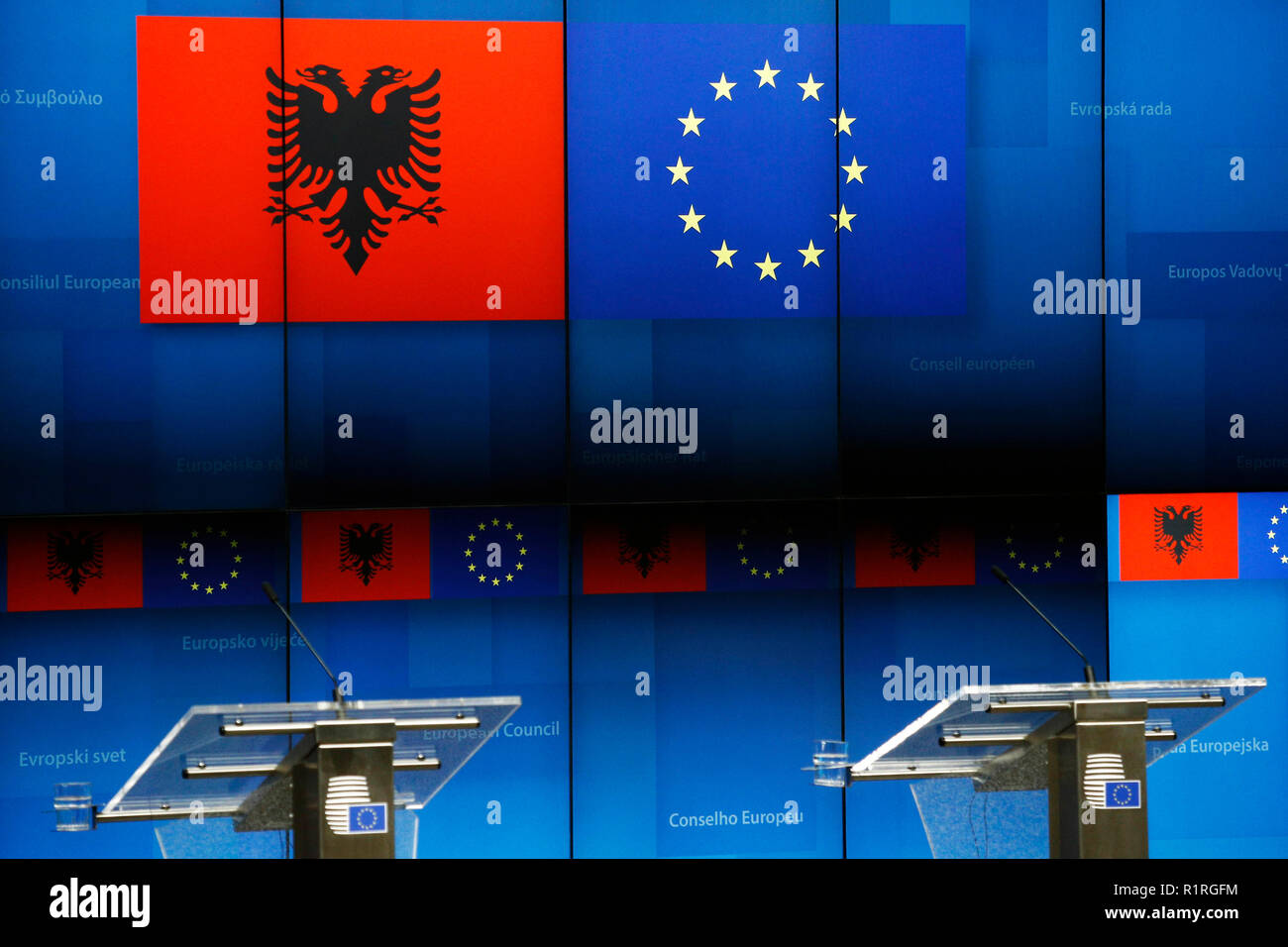 Brüssel, Belgien. 14. November 2018. Flagge Albaniens und der Europäischen Flagge in EU-Büros. Alexandros Michailidis/Alamy leben Nachrichten Stockfoto