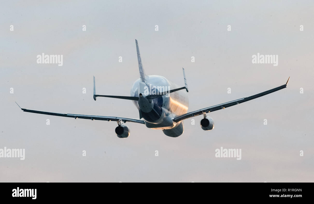 Hamburg, Deutschland. 14 Nov, 2018. Die Airbus Beluga XL, ein Frachtflugzeug neu für den Transport einer 350 Flügel entwickelt, fliegen über Hamburg zum ersten Mal. Quelle: Markus Scholz/dpa/Alamy leben Nachrichten Stockfoto