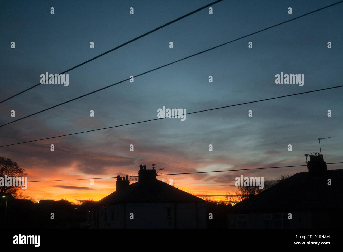 ST HELENS, Großbritannien. 14. November 2018. Das clearing Sky erstellen Sie einen feurigen Sonnenuntergang in St Helens, Nordwestengland mit kälterem Wetter vorhergesagt. Premos/Alamy leben Nachrichten Stockfoto