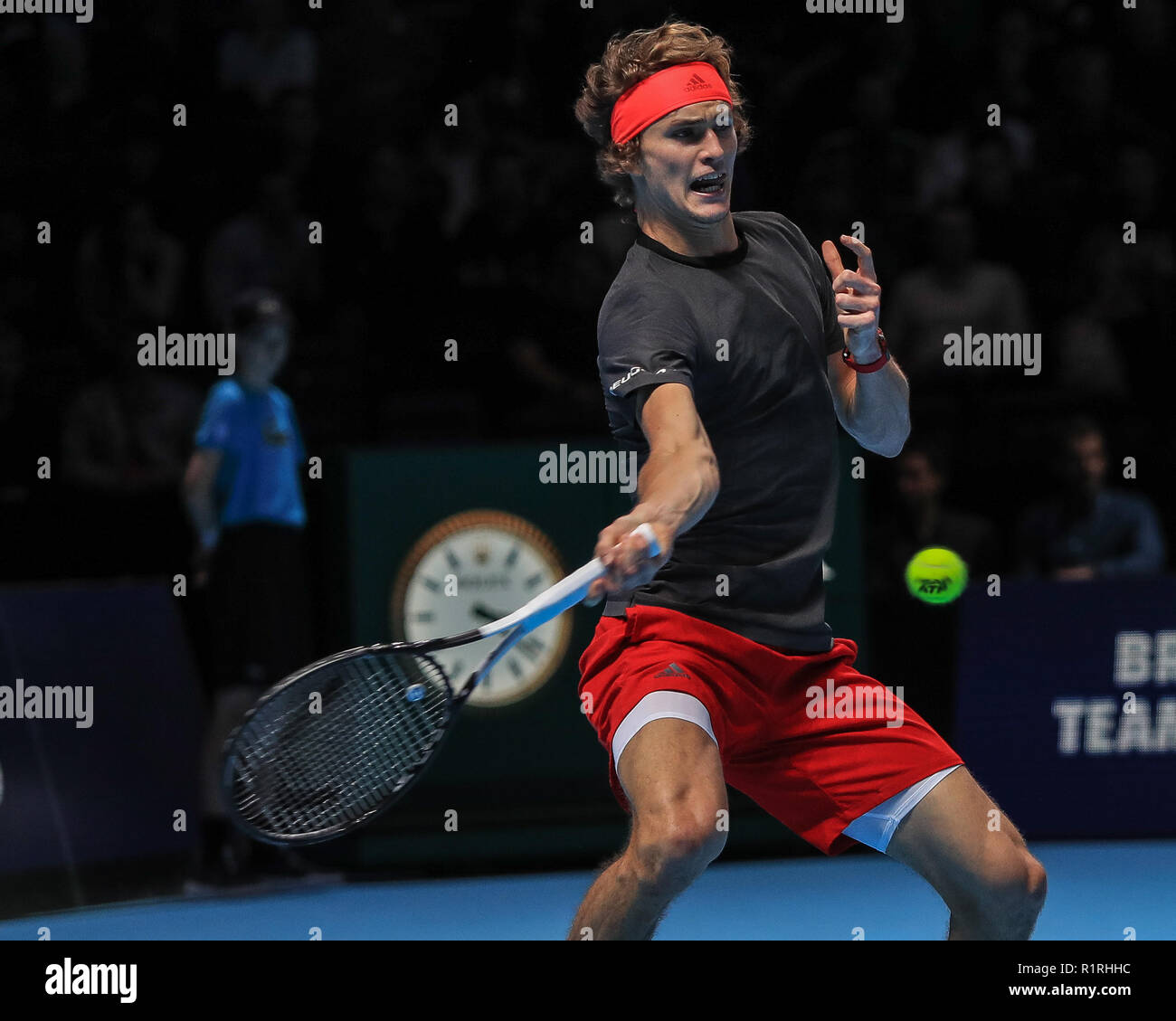 London, Großbritannien. 14. November 2018. 14. November 2018, die O2, London, England; Nitto ATP World Tour Finals, Tag vier; Alexander Zverev Deutschlands in Aktion während seinem Match gegen Novak Djokovic aus Serbien Credit: Romena Fogliati/News Bilder Credit: Aktuelles Bilder/Alamy leben Nachrichten Stockfoto