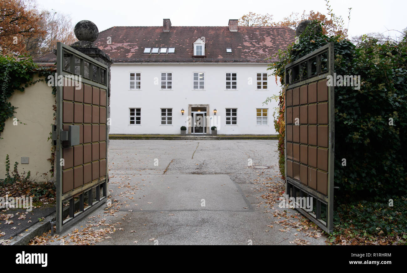 Pullach, Deutschland. 09 Nov, 2018. Der Präsident der Villa kann man auf dem Gelände des Bundesnachrichtendienstes (BND) werden. Die Villa war einst die Residenz von Martin Bormann, Leiter der Partei Amt der NSDAP und einem Vertrauten von Hitler, und gehörte zu den ehemaligen Reichssiedlung Rudolf Heß, die zwischen 1936 und 1938 gebaut wurde. Ab 1947 wurden die Gebäude von der Organisation Gehlen und später durch den Bundesnachrichtendienst (BND) verwendet. Credit: Sven Hoppe/dpa/Alamy leben Nachrichten Stockfoto