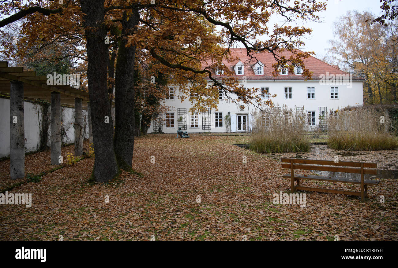 Pullach, Deutschland. 09 Nov, 2018. Der Präsident Villa auf dem Gelände des Bundesnachrichtendienstes (BND). Die Villa war einst die Residenz von Martin Bormann, Leiter der Partei Amt der NSDAP und einem Vertrauten von Hitler, und gehörte zu den ehemaligen Reichssiedlung Rudolf Heß, die zwischen 1936 und 1938 gebaut wurde. Ab 1947 wurden die Gebäude von der Organisation Gehlen und später durch den Bundesnachrichtendienst (BND) verwendet. Credit: Sven Hoppe/dpa/Alamy leben Nachrichten Stockfoto