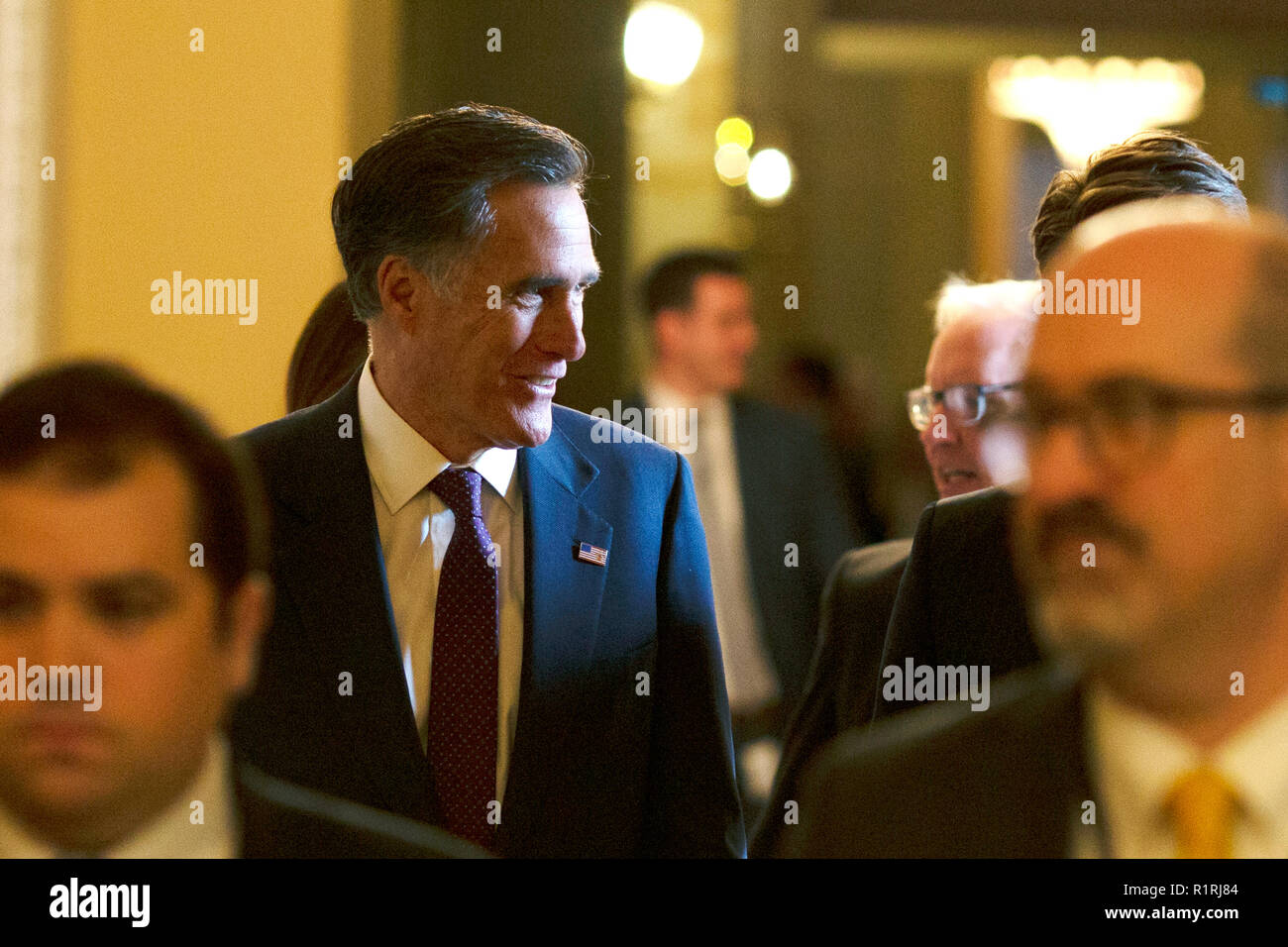 Washington, Vereinigte Staaten von Amerika. 14 Nov, 2018. United States Senator - wählen Sie Mitt Romney (Republikaner für Utah) Blätter Senat republikanischen Caucus Treffen an der United States Capitol auf dem Capitol Hill in Washington, DC am 14. November 2018. Credit: Alex Edelman/CNP | Verwendung der weltweiten Kredit: dpa/Alamy leben Nachrichten Stockfoto