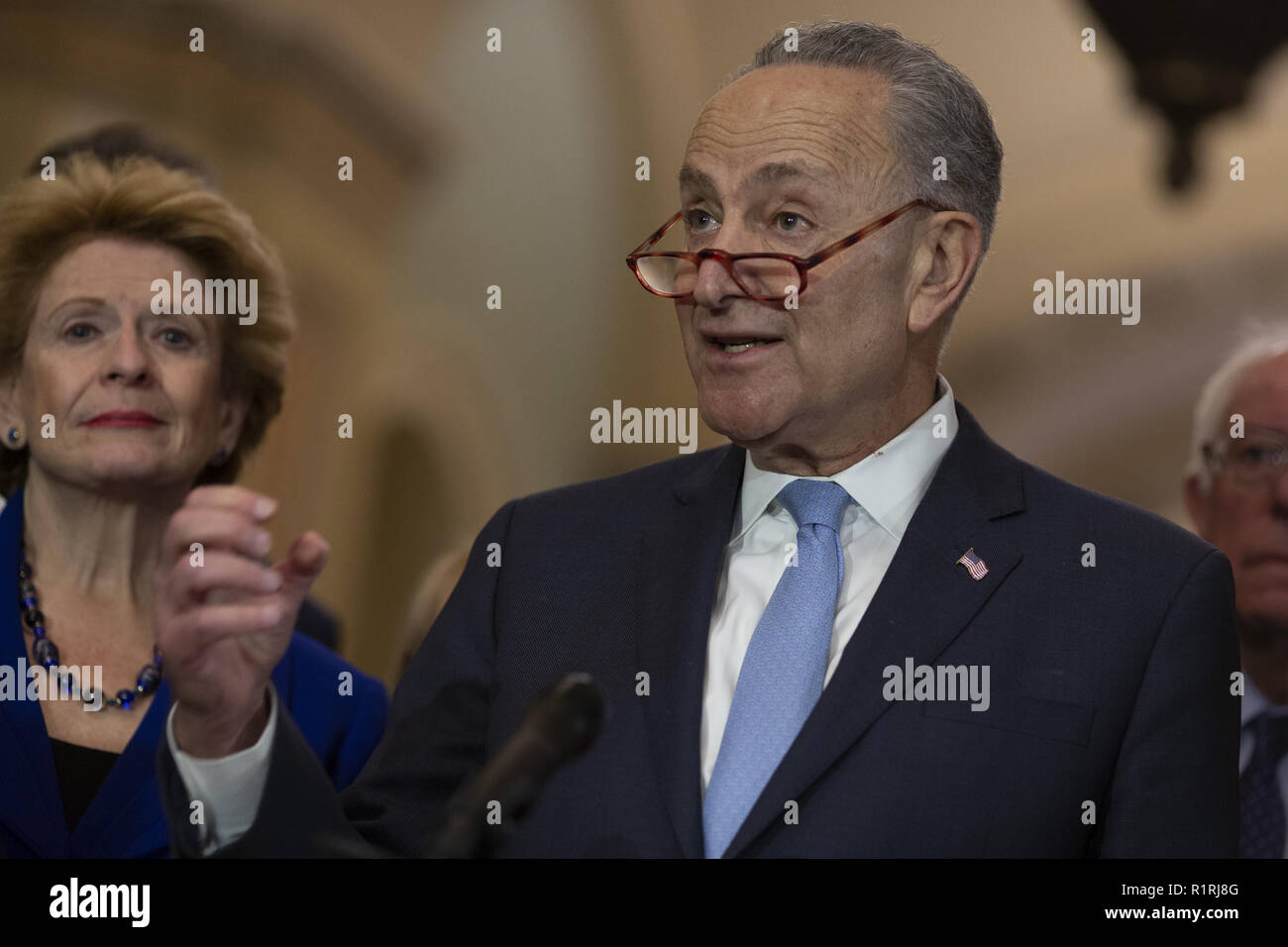 Washington, District of Columbia, USA. 14 Nov, 2018. Senat der Vereinigten Staaten Minderheit Leader Chuck Schumer (Demokrat von New York) spricht mit Reportern auf einer Pressekonferenz folgende Senat Führung der demokratischen Wahlen an der United States Capitol auf dem Capitol Hill in Washington, DC am 14. November 2018. Auf der Suche nach Links ist US-Senator Debbie Stabenow (Demokrat aus Michigan) Credit: Alex Edelman/CNP/ZUMA Draht/Alamy leben Nachrichten Stockfoto