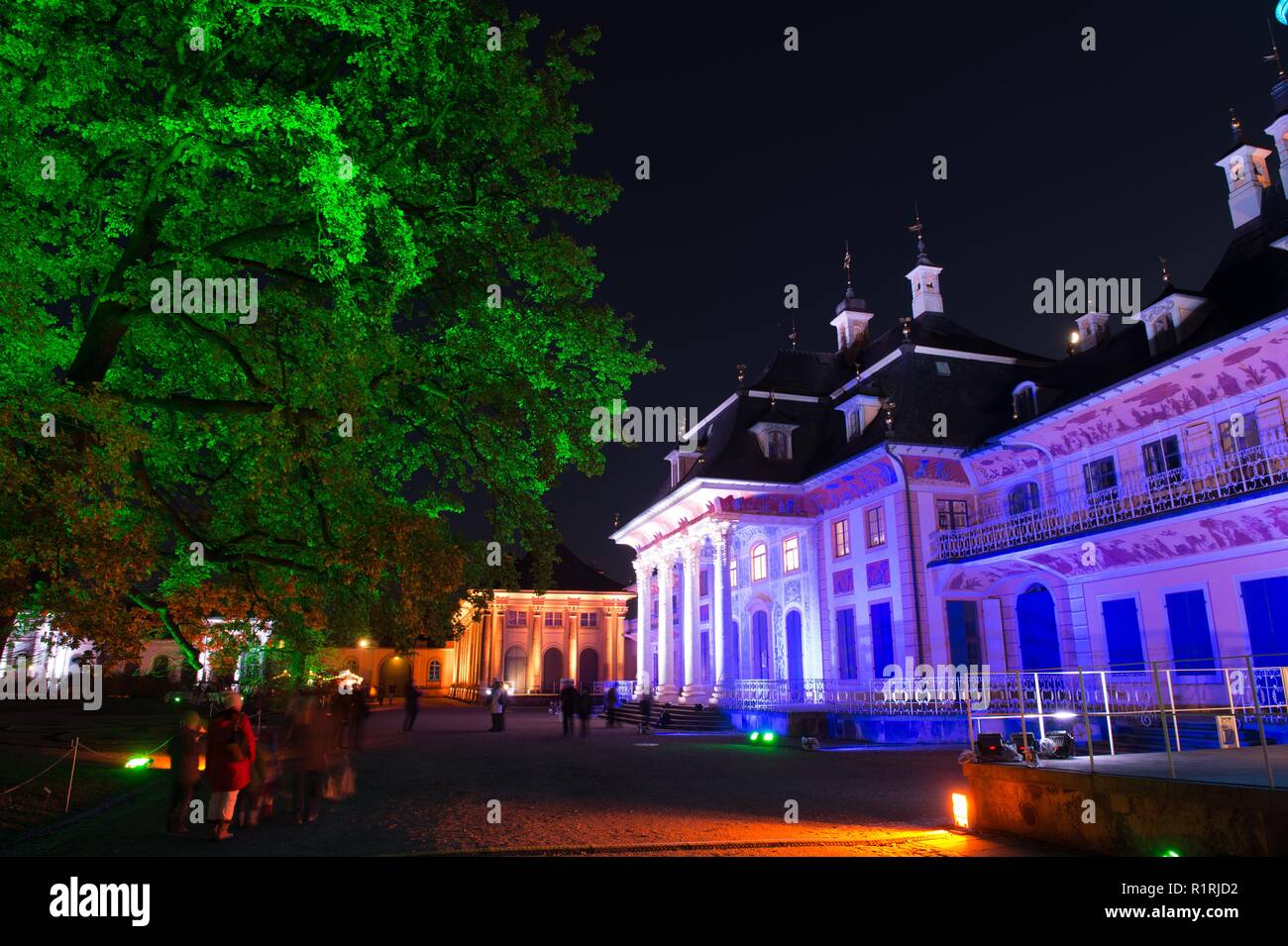 Dresden Deutschland 14 Nov 2018 Die Bergpalais Im Dresdner Schloss Pillnitz Ist Hell Erleuchtet Die Beleuchtung Ist Teil Der Lichtspektakel Weihnachten Garten Eine Millionen Lichter Und 20 Anlagen Der 28 Hektar Grossen
