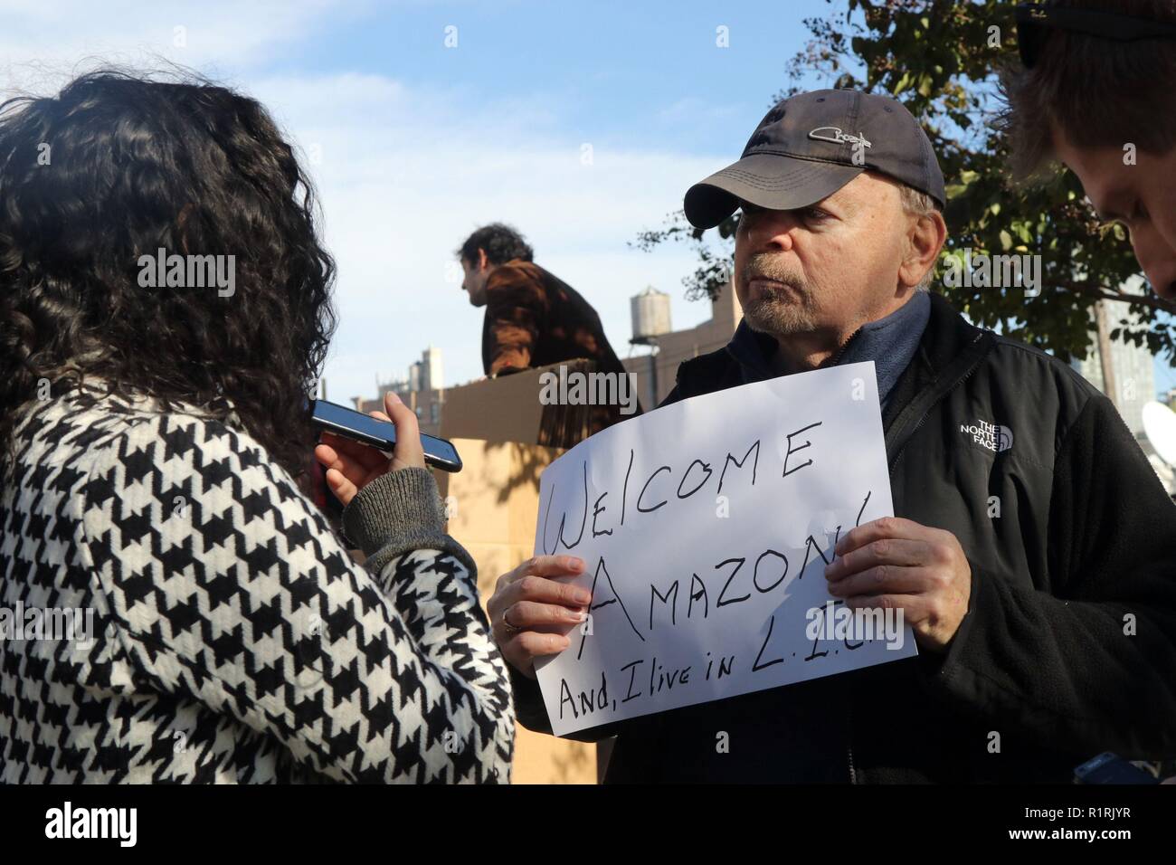 New York, NY, USA. 14 Nov. 2018. Gewählte Beamte und Bewohner von Long Island City protestiert die Kosten nach New York City in der Steuer Werbegeschenke, die durch die Stadt Amazon zu verleiten, seinen zweiten Standort in der Nähe des Flusses und drei U-Bahn-Stationen von Manhattan zu finden, 14. November 2018. Voicing Bedenken aus: Über eine betonte U-Bahn System, verstopfte Straßen und die Auswirkungen auf die Mieten, waren einige der Bedenken, die von ansässigen und Beamten gerichtet. © 2018 G. Ronald Lopez/DigiPixsAgain. us/Alamy leben Nachrichten Stockfoto