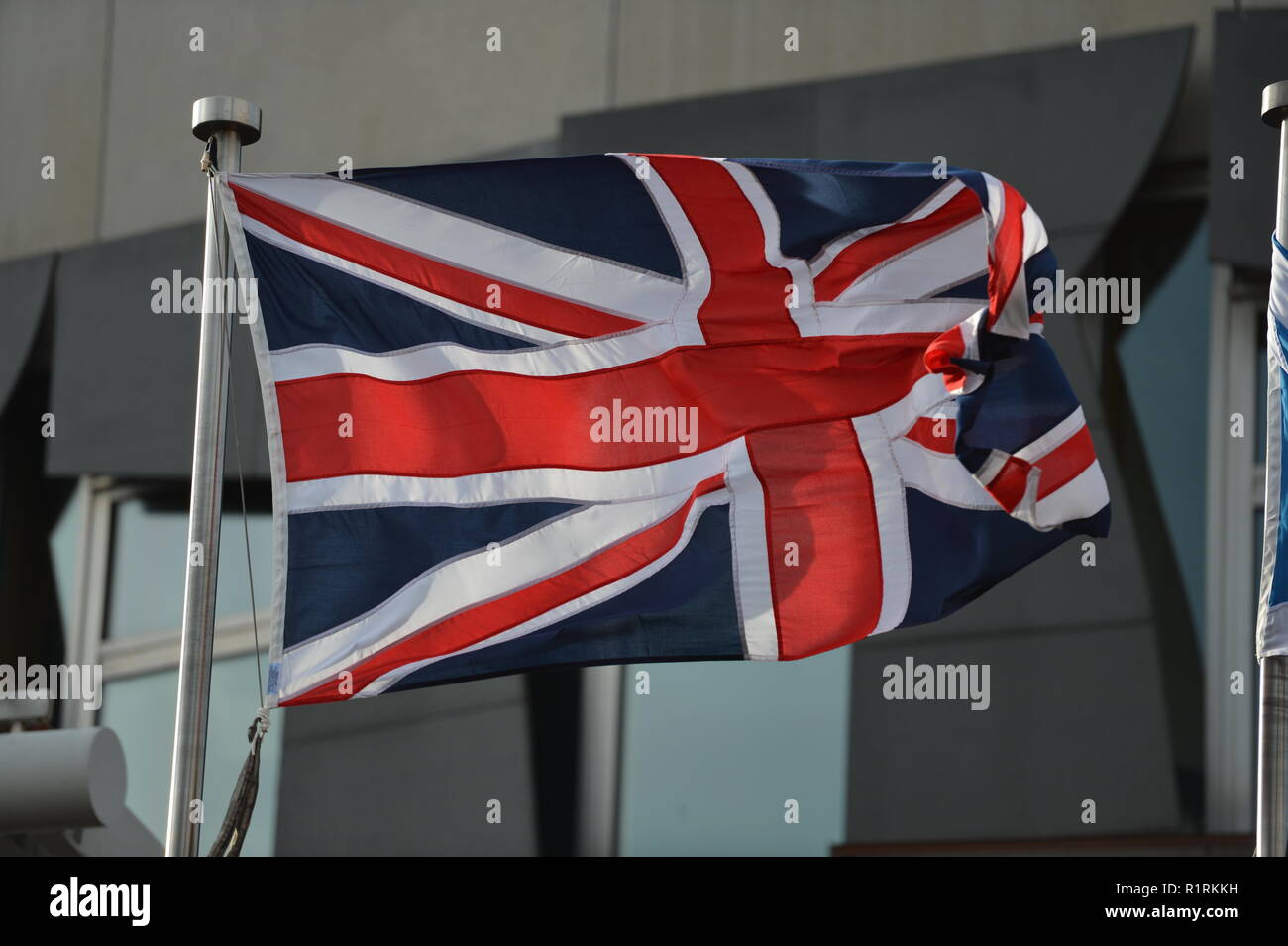 Edinburgh, Großbritannien. 14 Nov, 2018. Als Theresa's können Regierung versuchen, durch eine abschließende Einigung in letzter Minute die Pläne zu drücken, die Flags fliegen oder nicht Fliegen außerhalb des schottischen Parlaments in Edinburgh könnte sagen, ansonsten wie Schottlands First Minister Nicola Sturgeon versucht jeder Versuch einen Stopp der Pläne zu setzen. Credit: Colin Fisher/Alamy leben Nachrichten Stockfoto