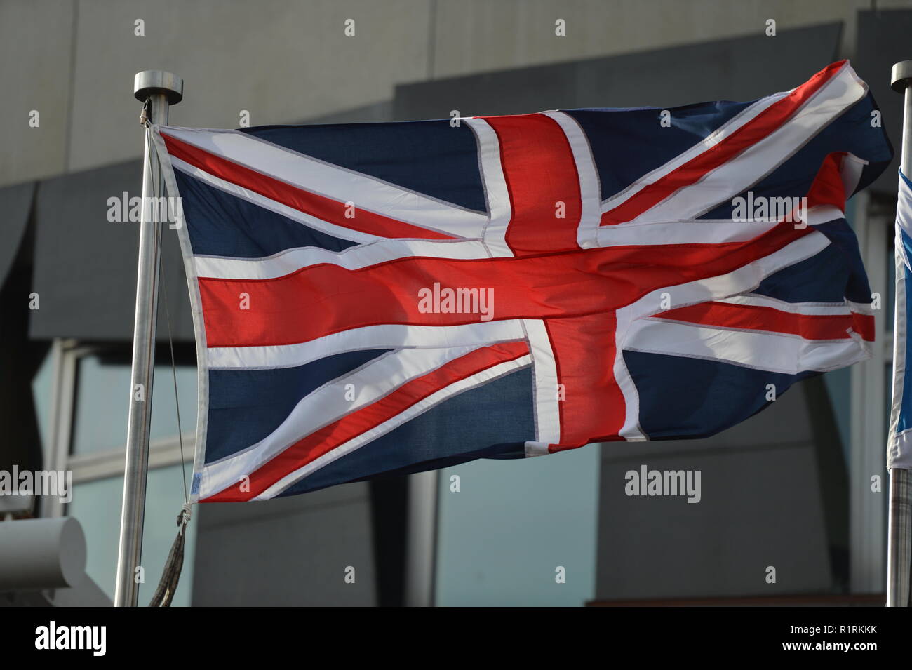 Edinburgh, Großbritannien. 14 Nov, 2018. Als Theresa's können Regierung versuchen, durch eine abschließende Einigung in letzter Minute die Pläne zu drücken, die Flags fliegen oder nicht Fliegen außerhalb des schottischen Parlaments in Edinburgh könnte sagen, ansonsten wie Schottlands First Minister Nicola Sturgeon versucht jeder Versuch einen Stopp der Pläne zu setzen. Credit: Colin Fisher/Alamy leben Nachrichten Stockfoto