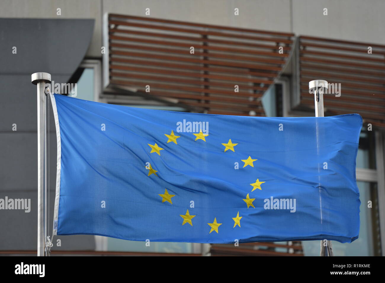 Edinburgh, Großbritannien. 14 Nov, 2018. Als Theresa's können Regierung versuchen, durch eine abschließende Einigung in letzter Minute die Pläne zu drücken, die Flags fliegen oder nicht Fliegen außerhalb des schottischen Parlaments in Edinburgh könnte sagen, ansonsten wie Schottlands First Minister Nicola Sturgeon versucht jeder Versuch einen Stopp der Pläne zu setzen. Credit: Colin Fisher/Alamy leben Nachrichten Stockfoto