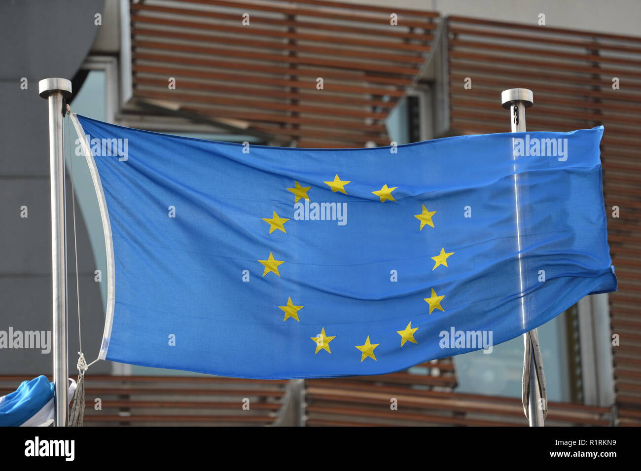 Edinburgh, Großbritannien. 14 Nov, 2018. Als Theresa's können Regierung versuchen, durch eine abschließende Einigung in letzter Minute die Pläne zu drücken, die Flags fliegen oder nicht Fliegen außerhalb des schottischen Parlaments in Edinburgh könnte sagen, ansonsten wie Schottlands First Minister Nicola Sturgeon versucht jeder Versuch einen Stopp der Pläne zu setzen. Credit: Colin Fisher/Alamy leben Nachrichten Stockfoto