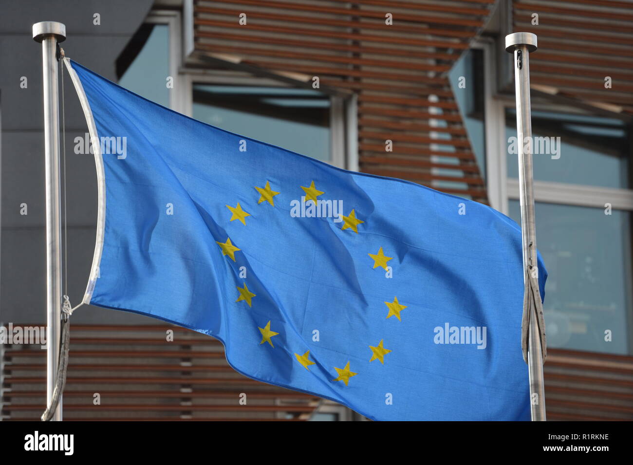Edinburgh, Großbritannien. 14 Nov, 2018. Als Theresa's können Regierung versuchen, durch eine abschließende Einigung in letzter Minute die Pläne zu drücken, die Flags fliegen oder nicht Fliegen außerhalb des schottischen Parlaments in Edinburgh könnte sagen, ansonsten wie Schottlands First Minister Nicola Sturgeon versucht jeder Versuch einen Stopp der Pläne zu setzen. Credit: Colin Fisher/Alamy leben Nachrichten Stockfoto