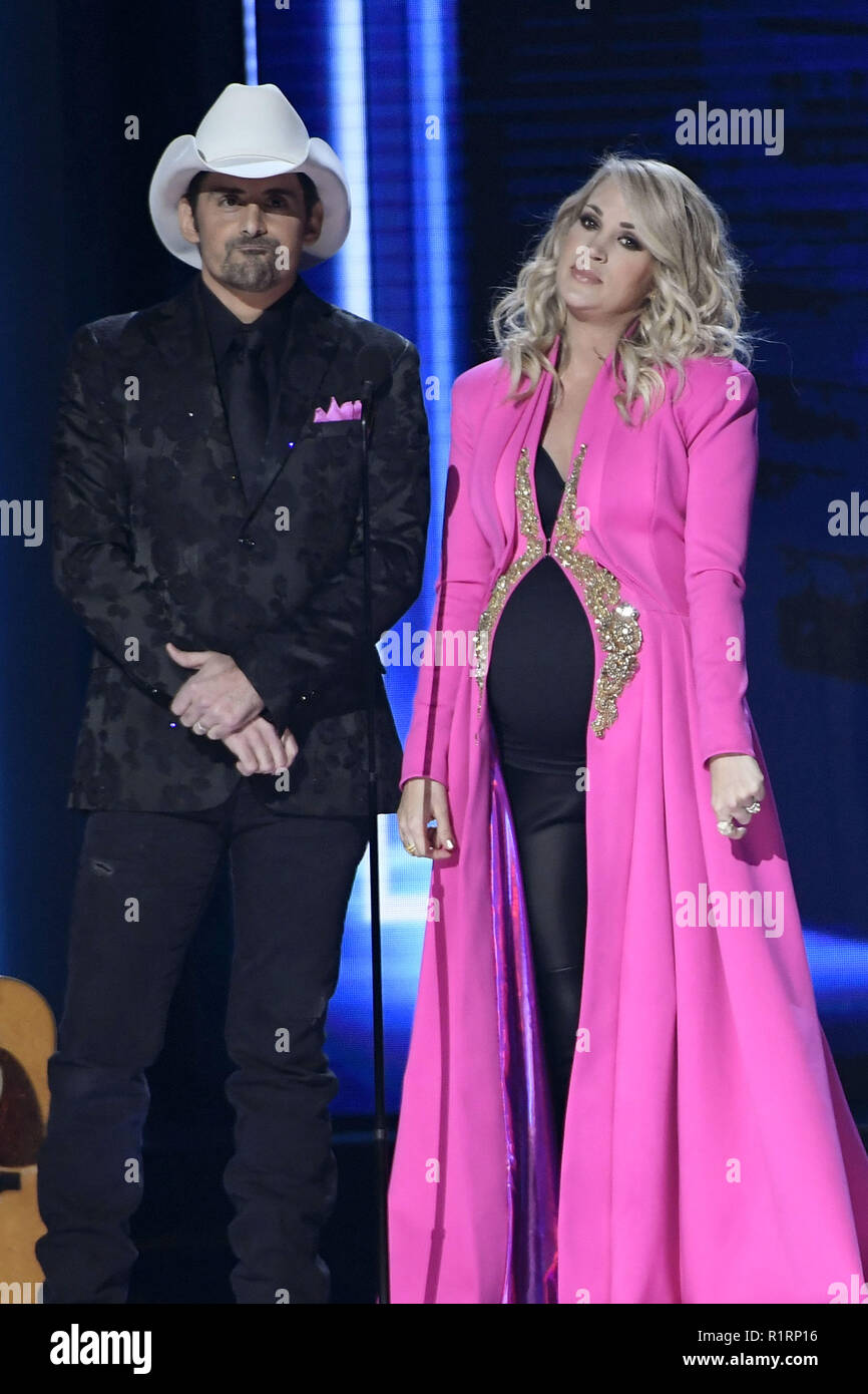 Nashville, TN, USA. 14 Nov, 2018. 14. November 2018 - Nashville, Tennessee - Brad Paisley und Carrie Underwood. Der 52. jährlichen CMA Awards, der Country Musik größte Nacht, bei Bridgestone Arena statt. Foto: Laura Farr/AdMedia Credit: Laura Farr/AdMedia/ZUMA Draht/Alamy leben Nachrichten Stockfoto