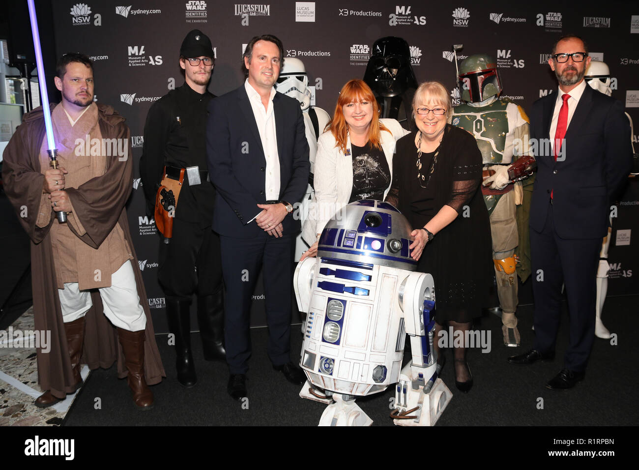 Sydney, Australien. 15. November 2018. Medien Vorschau von STAR WARS Identitäten: Die Ausstellung im Powerhouse Museum. Im Bild: Laela Französisch, Direktor der Archive für die Lucas Museum der Erzählkunst und Sandra Chipchase, CEO von Destination NSW. Credit: Richard Milnes/Alamy leben Nachrichten Stockfoto